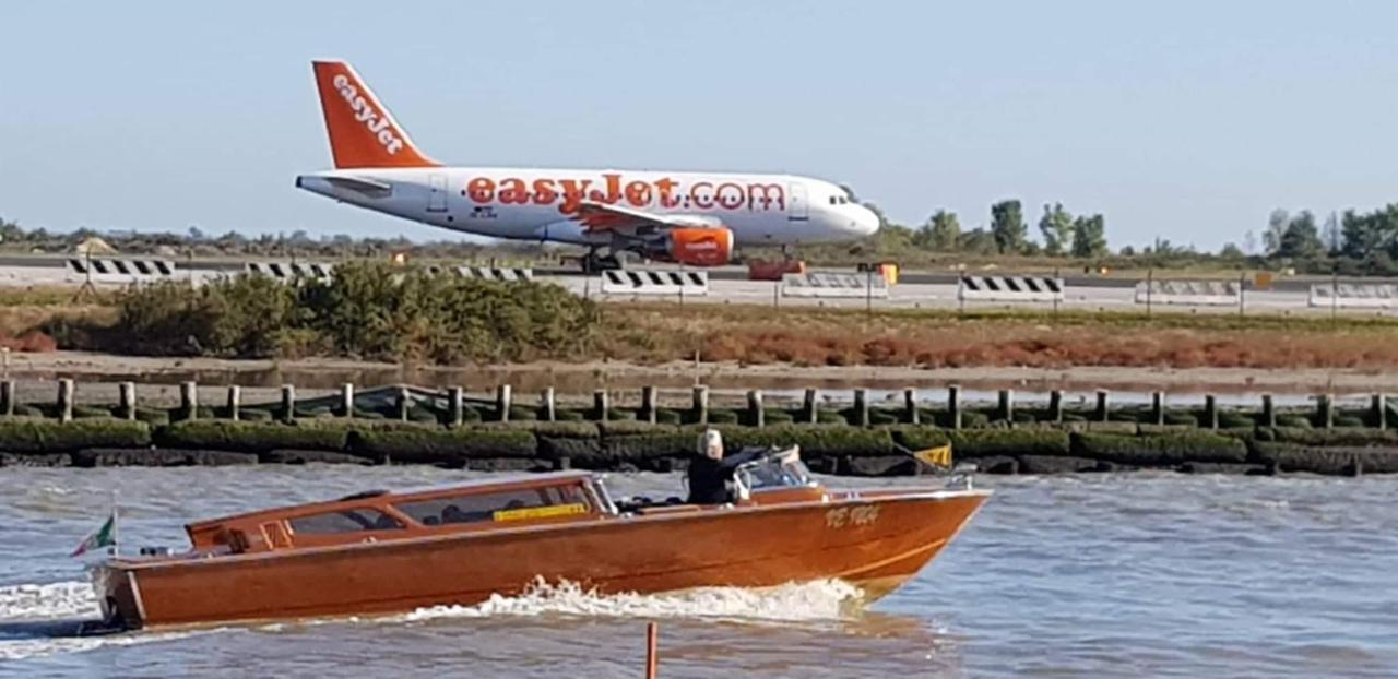 B&B "Gabriel&Melissa" Airport View - Nuova - Ristrutturato Gennaio 2022 Tessera Eksteriør billede