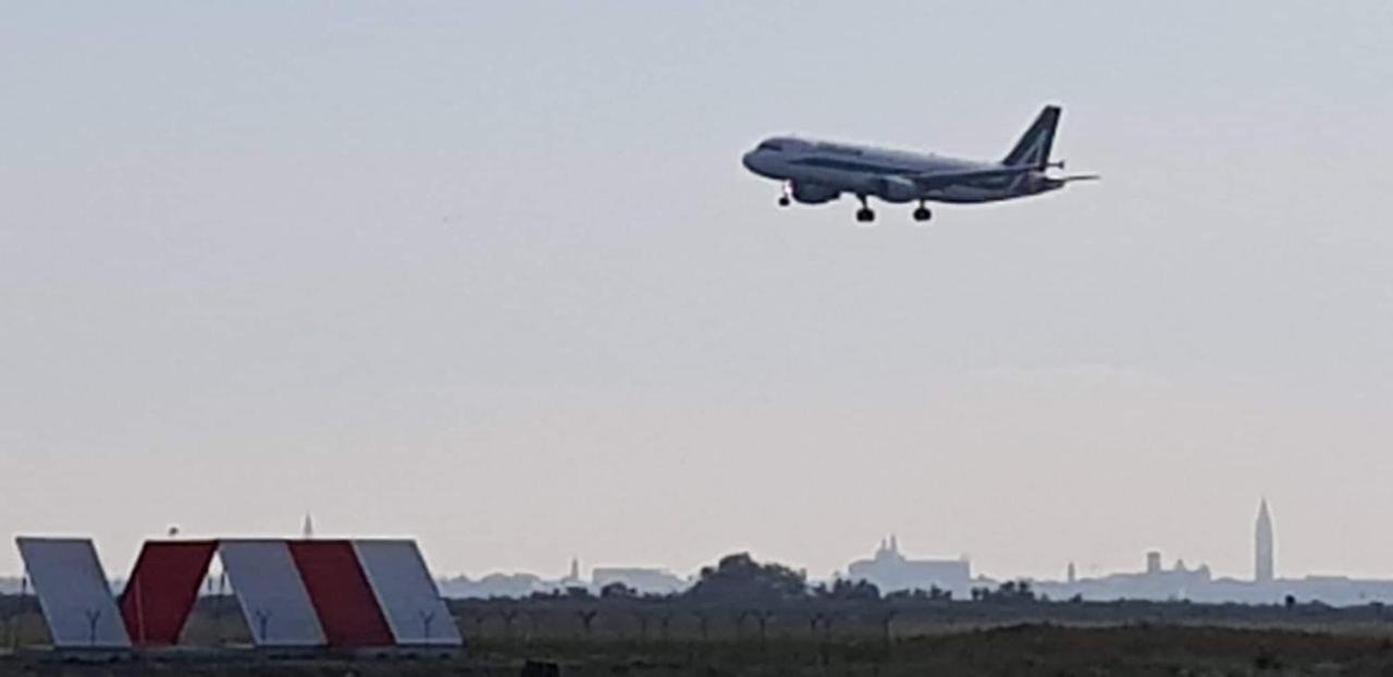 B&B "Gabriel&Melissa" Airport View - Nuova - Ristrutturato Gennaio 2022 Tessera Eksteriør billede