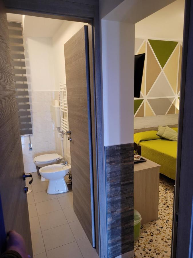 B&B "Gabriel&Melissa" Airport View - Nuova - Ristrutturato Gennaio 2022 Tessera Eksteriør billede
